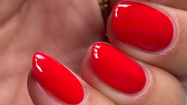¿Cuál es el mejor color para complementar las uñas en tono rojo?