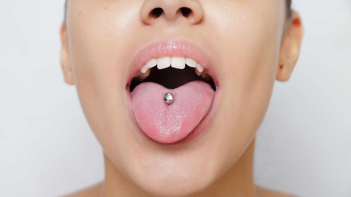 ¿Qué precauciones se deben tomar al hacerse un piercing en la lengua?